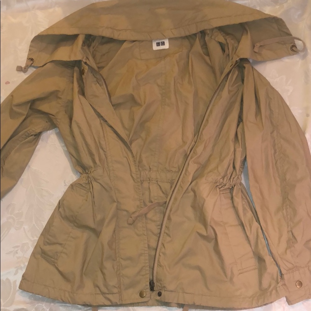 Cinch-waisted UNIQLO light jacket